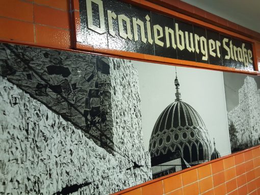 Schild am Untergrund-Bahnhof Oranienburger Straße