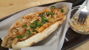 Asiatisch angehauchter Hot Dog mit Kimchi und Schnittlauch