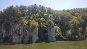 Felsenformation mit aufragenden Spitzen am Ufer der Donau.
