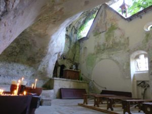 Innenraum der Felsenkirche mit Blick auf den Altar und der Wand, die sich nach oben öffnet