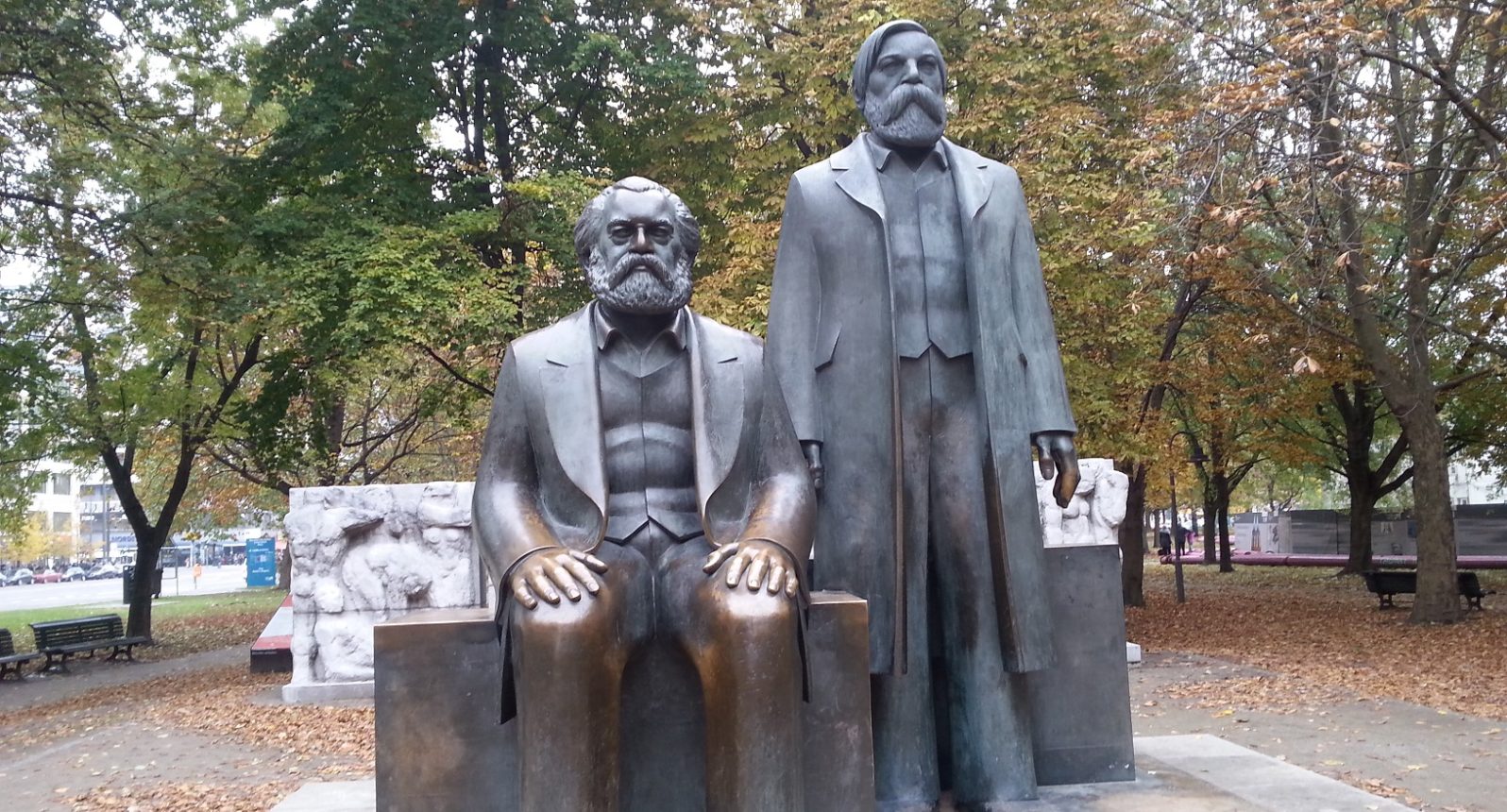 Bronzefiguren von Karl Marx und Friedrich Engels.