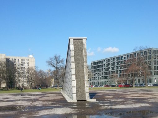 Blick auf den Mauerbrunnen von vorne mit Wasserbecken.