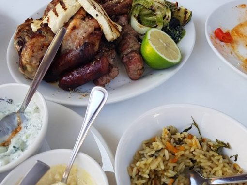 Essen in Zypern: Fleisch, Reis und Dips.