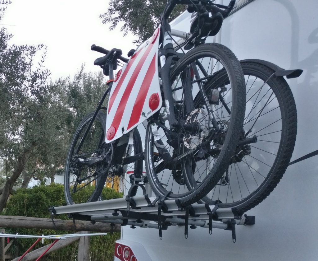 Fahrradträger mit Warntafel