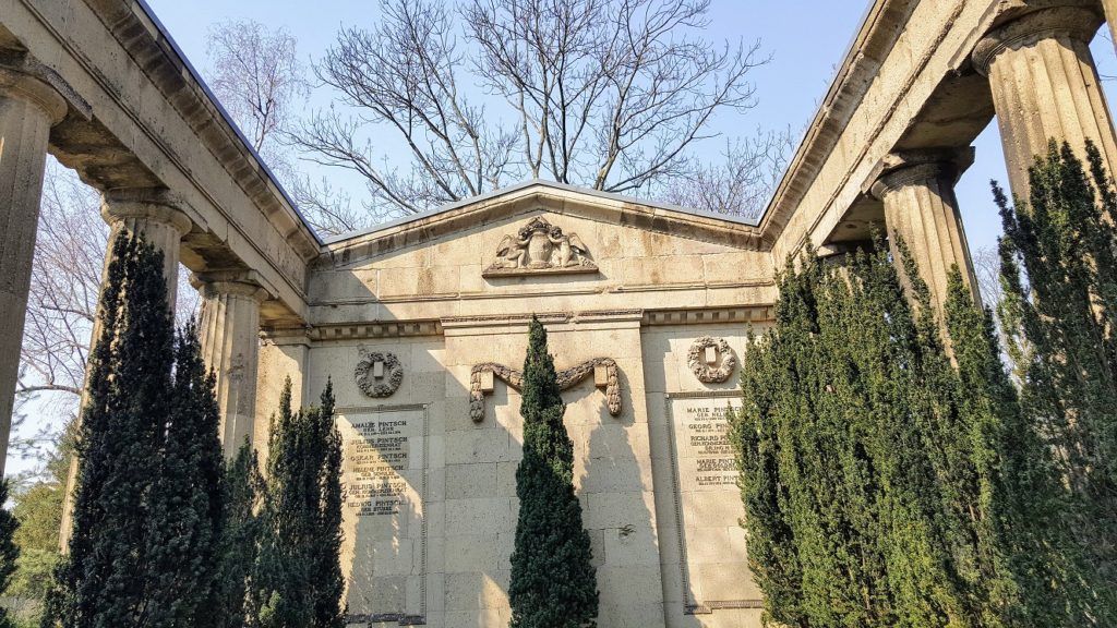 Tempelartige Grabstelle der Familie Pintsch auf dem Georgen-Parochial Friedhof