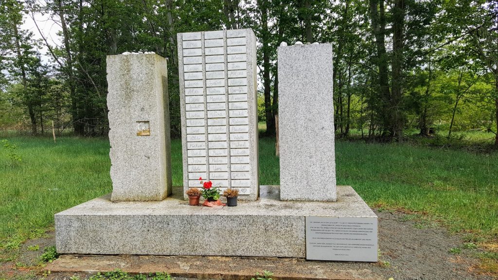 Drei Marmor-Stelen bilden das Denkmal für Kinder in Hobrechtsfelde.