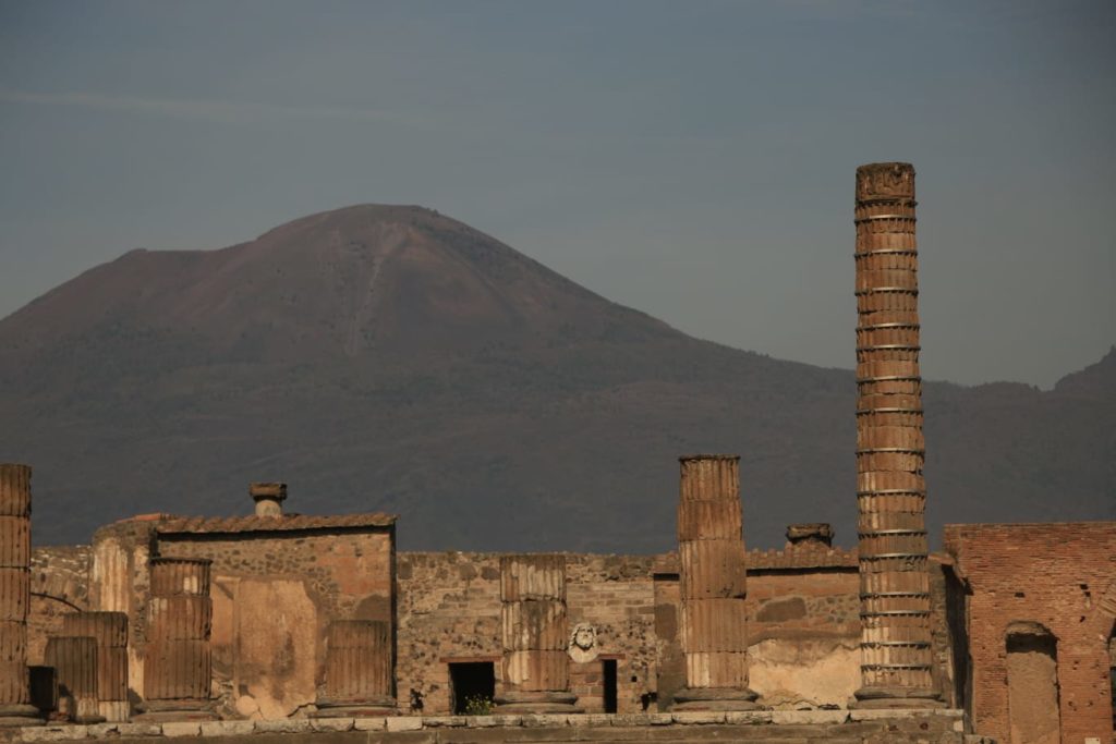 Pompeiji Ruinen mit dem Vesuv im Hintergrund.