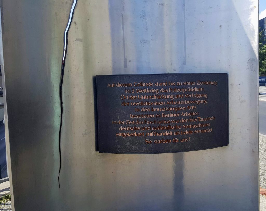Inschrift am Denkmal zum ehemaligen Polizeipräsidium. die an die Opfer von Unterdrückung und Verfolgung erinnert.