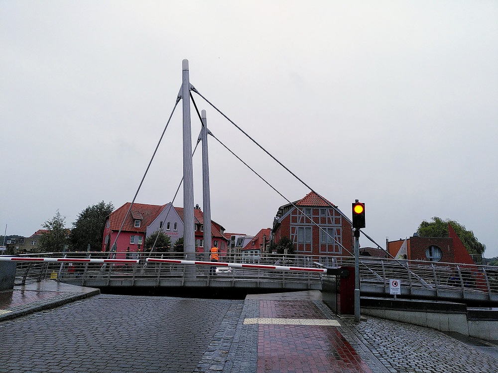 Für Schiffsverkehr offene Drehbrücke  in Malchow.