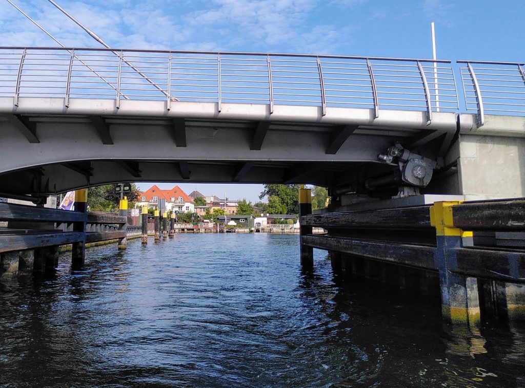 Die Drehbrücke von Malchow vom Wasser aus.