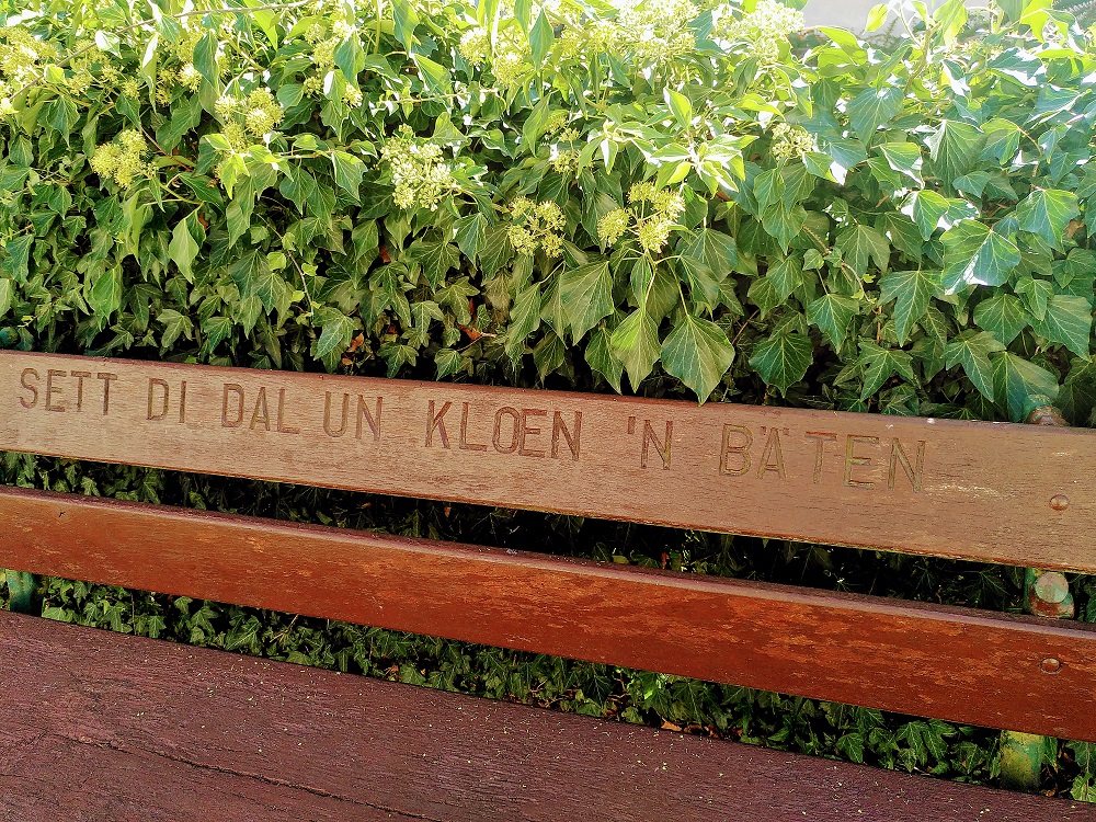 Holzbank mit einer Einschrift in Plattdeutsch