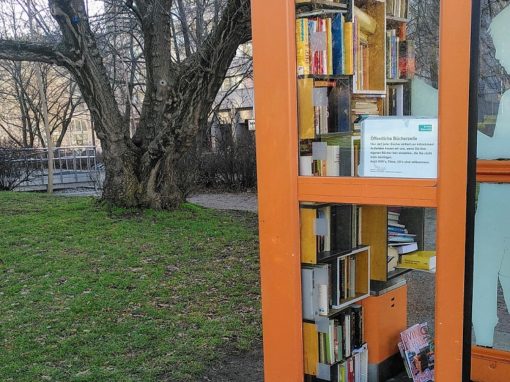 Orangefarbene Bücherzelle