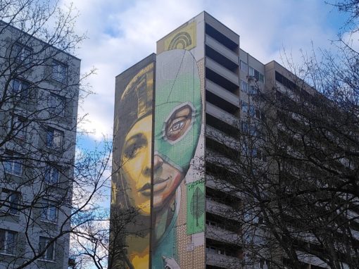 Art Park Tegel: Mural einer Frau mit zwei Gesichtern.