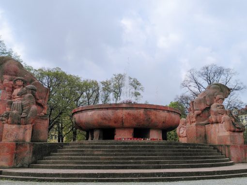 Der rote Stierbrunnen mit Brunnenschale und zwei Stierfiguren in der Frontalansicht.