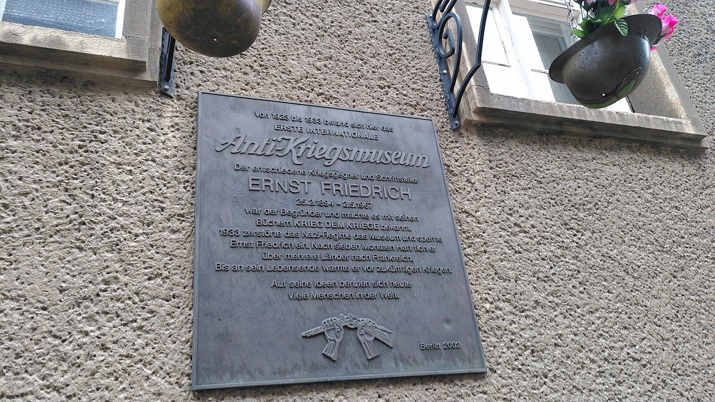 Gedenktafel zur Erinnerung an das erste internationale Anti-Kriegsmuseum, das von Ernst Friedrich eröffnet wurde.