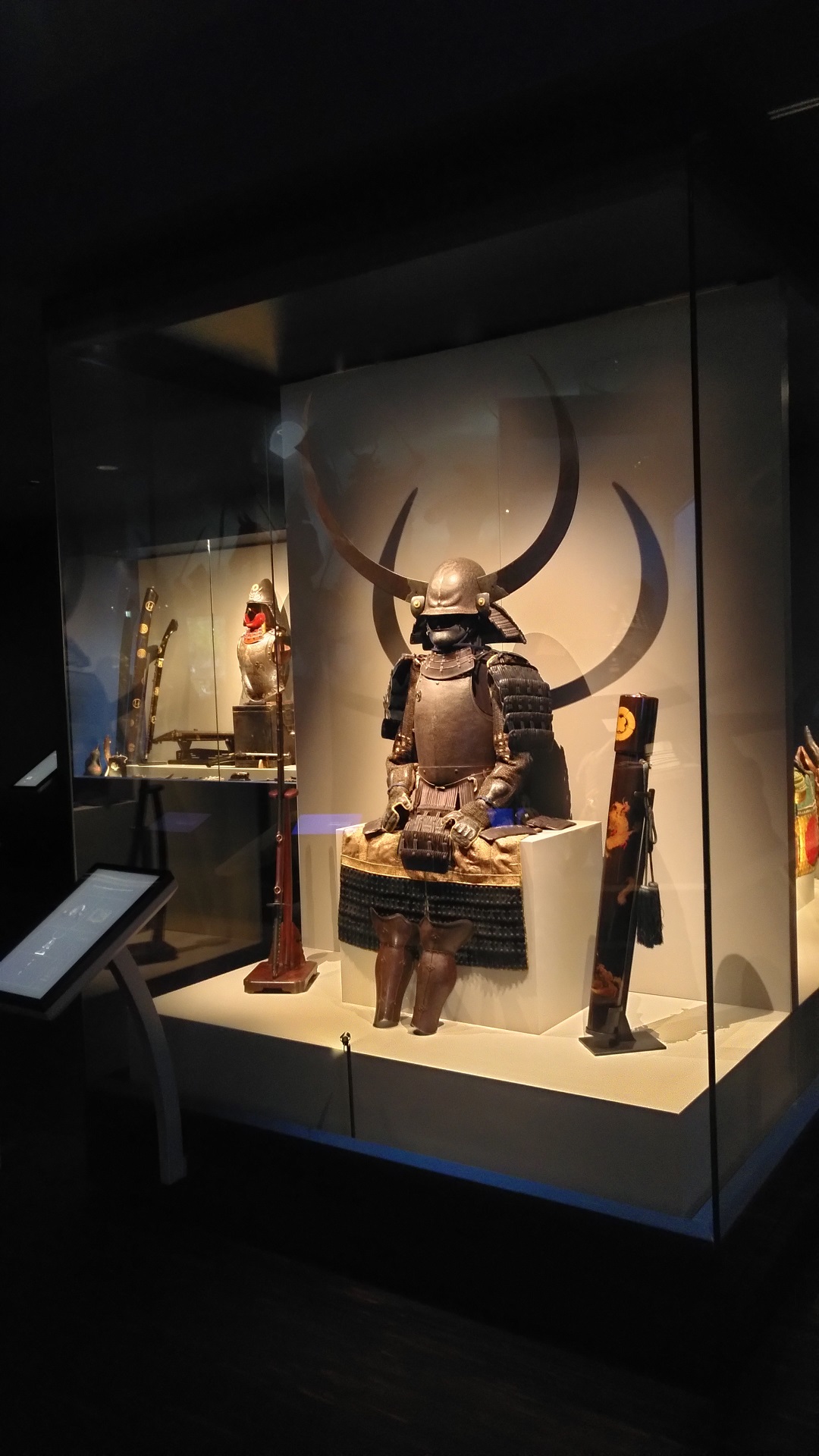 Repräsentative Samurai-Rüstung mit einem Helm, der mit einem riesigen Halbmond versehen ist.