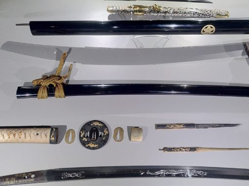 Samuraischwert mit Klinge und Schwertschmuck.