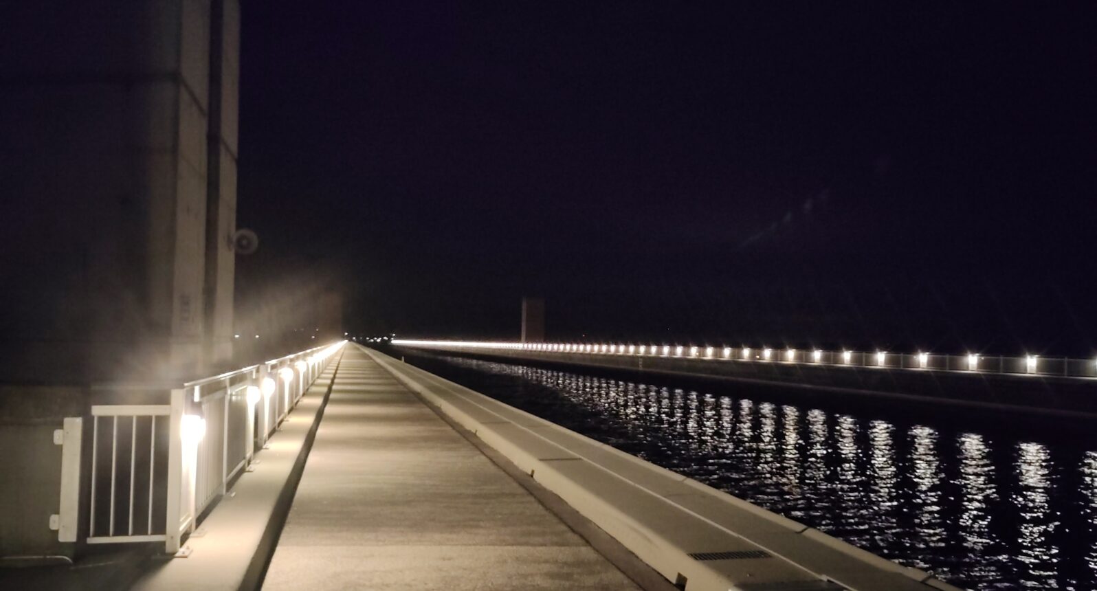 Blick auf die Trogbrücke und den Kanal bei Nacht.