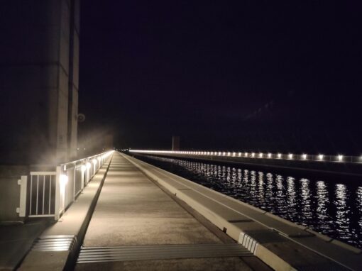 Blick auf die Trogbrücke und den Kanal bei Nacht.