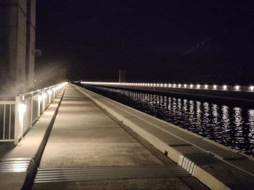 Blick auf die Trogbrücke und den Kanal bei Nacht.