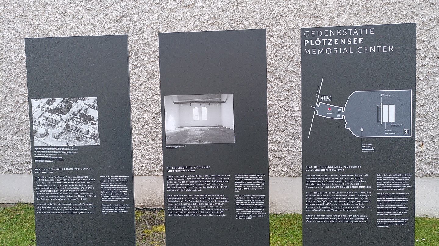 Drei graue Informationstafeln, die über den Aufbau und die Geschichte der Gedenkstätte Plötzensee informieren.