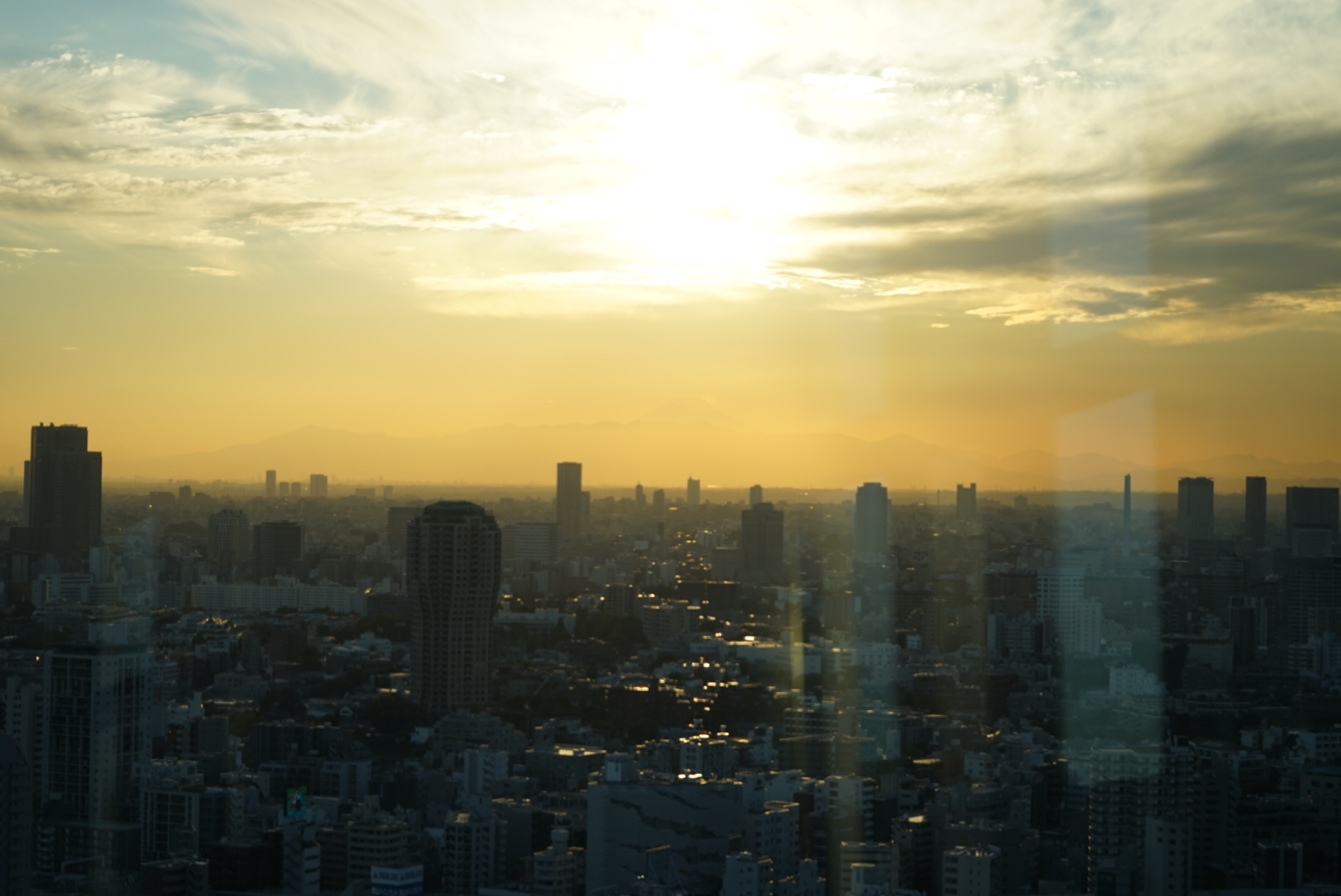 Blick auf die Skyline von Tokyo in Richtung Sonnenuntergang.