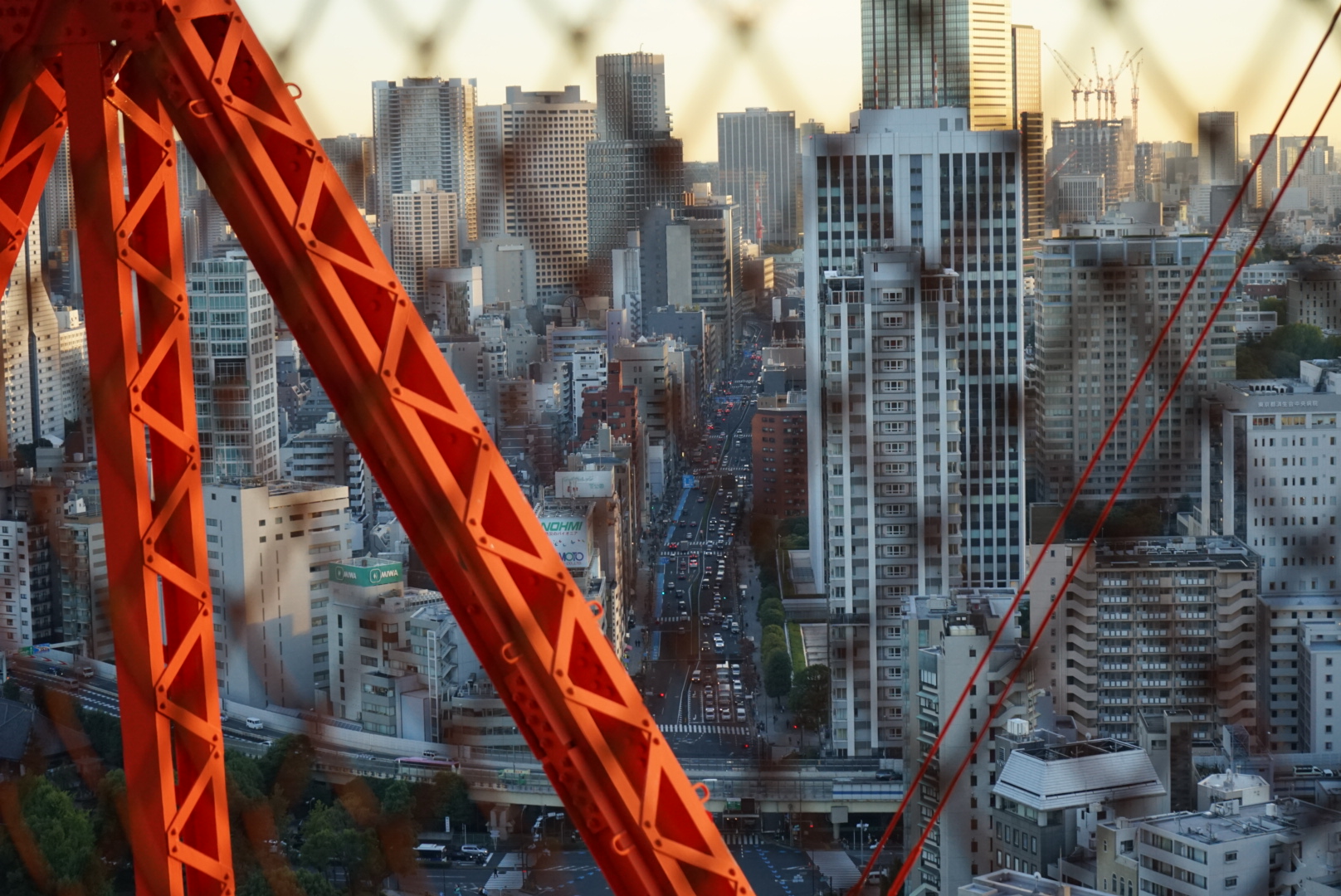 Blick aus dem Treppenhaus des Tokyo Towers: Hochhäuser und eine Straße.