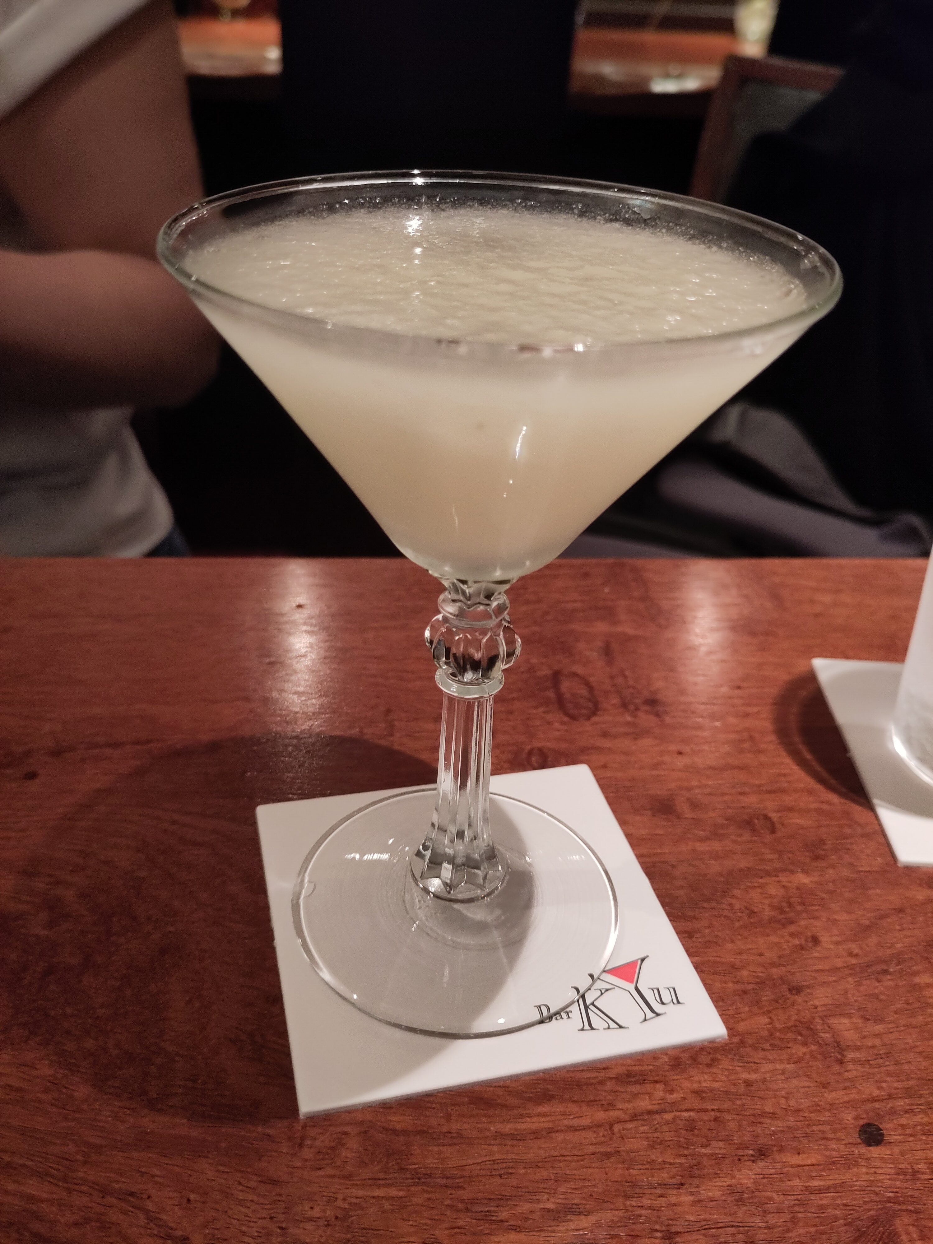 Ein schaumig-weißer Cocktail.