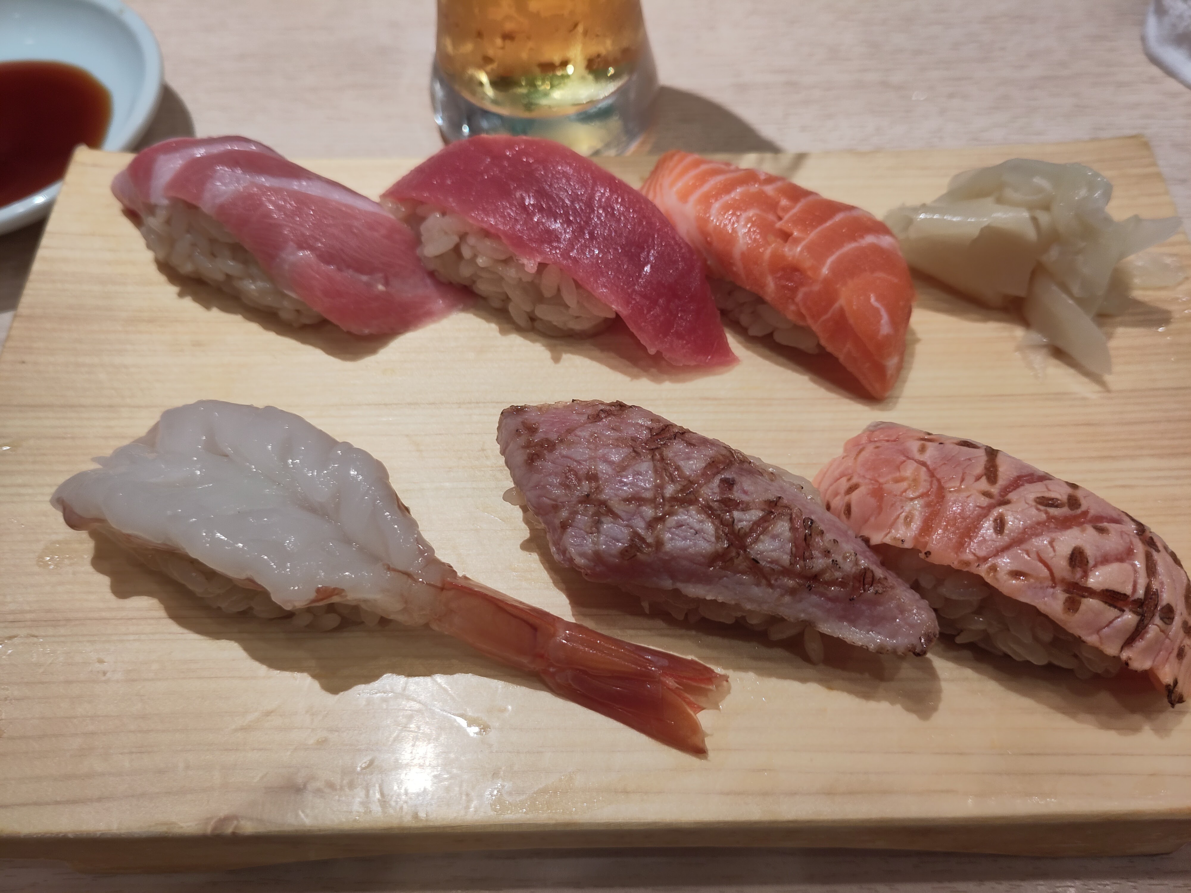 Frische Sushi mit verschiedenen Fischsorten.