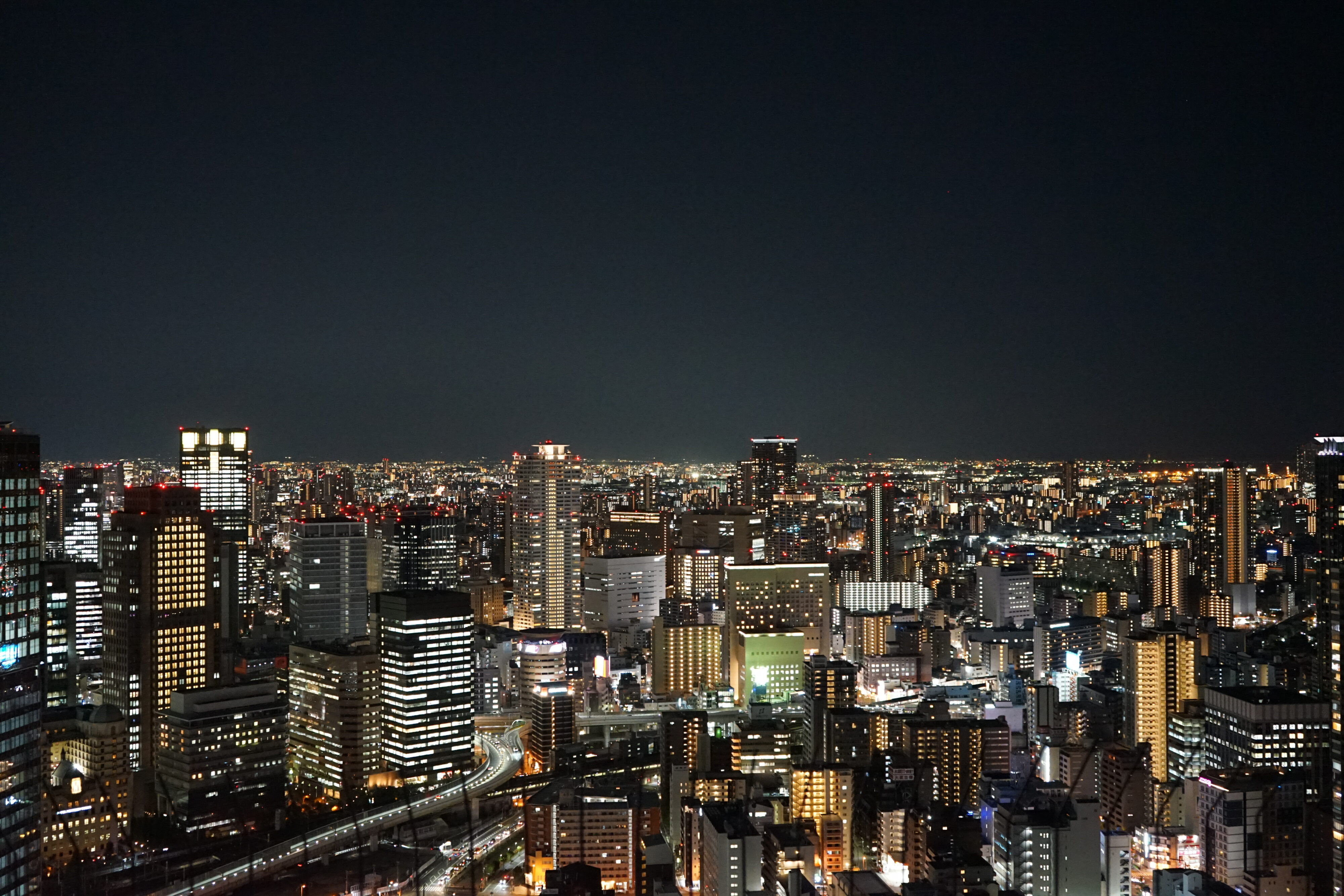 Osaka bei Nacht: Leuchtende Hochhäuser bis ans Ende des Horizonts.