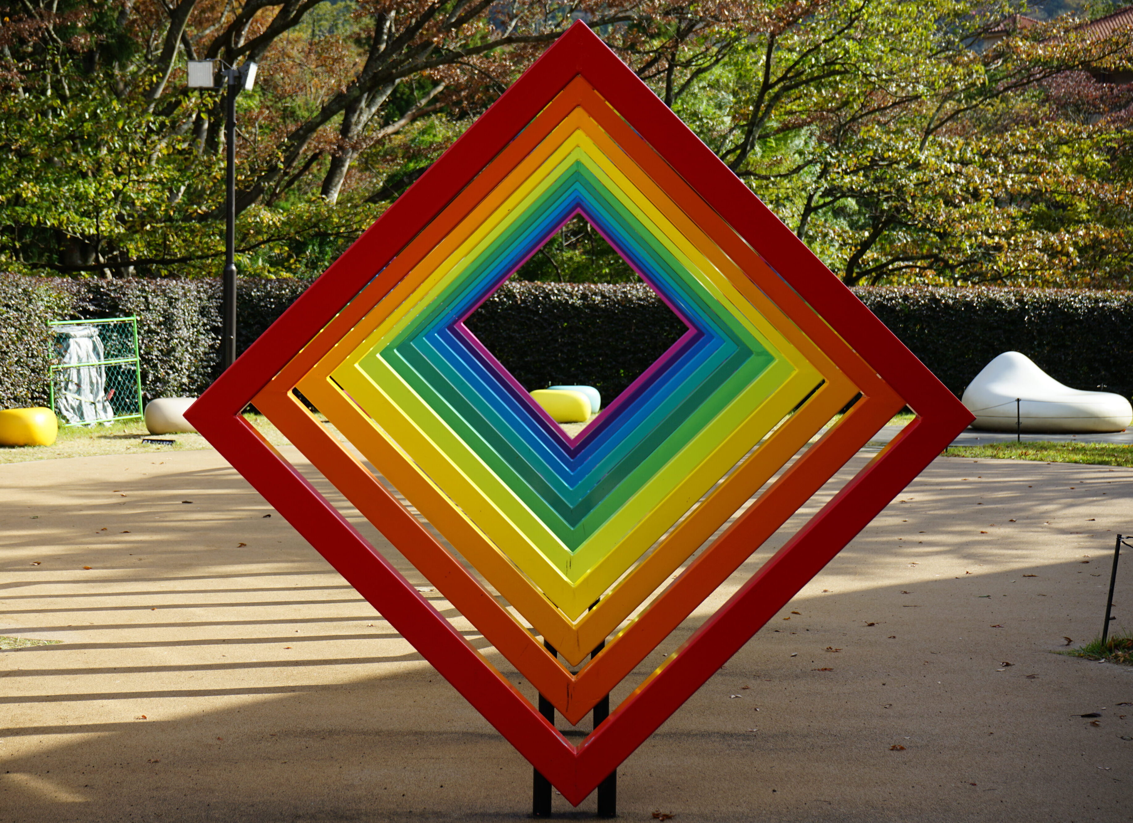 Verschiedene Quadrate mit Regenbogenfarbverlauf hintereinander angeordnet.