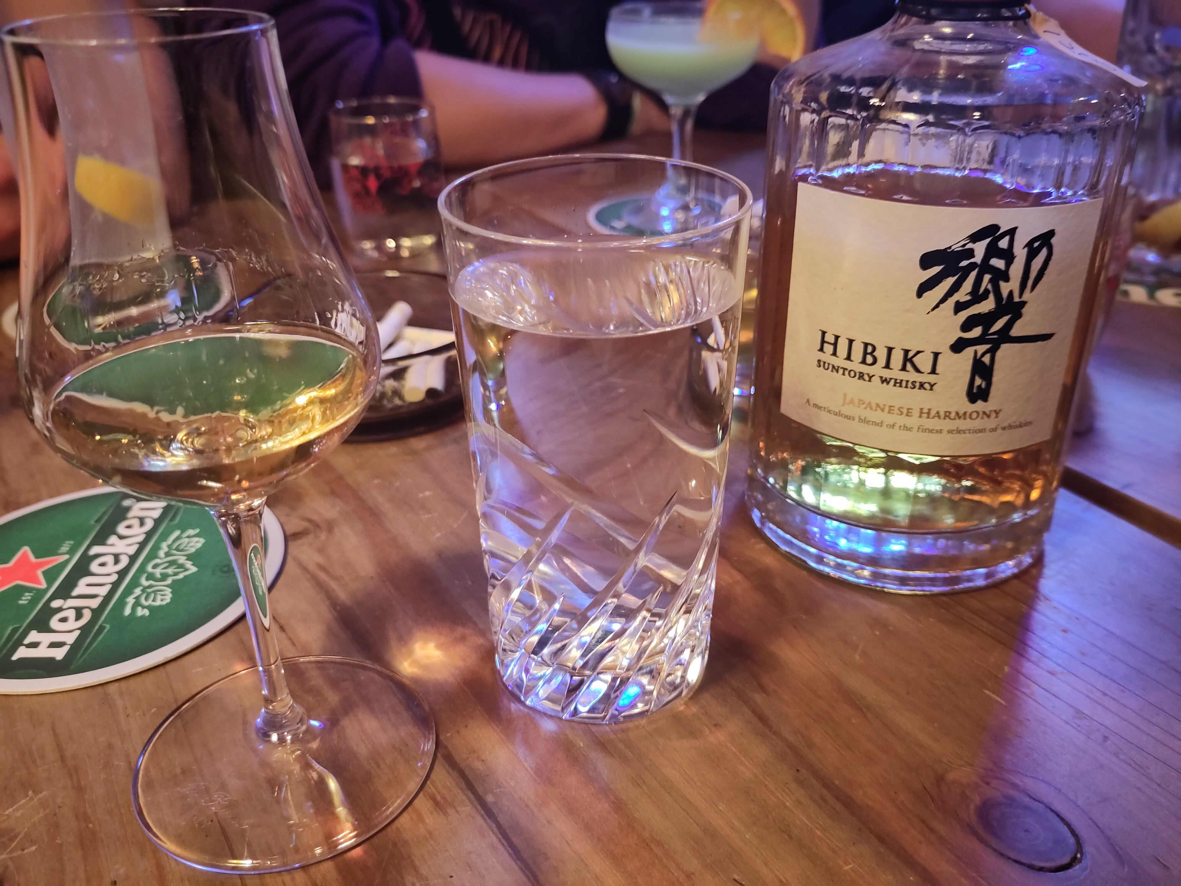 Glas Whisky, Glas Wasser und eine Hibiki-Whisky-Flasche.