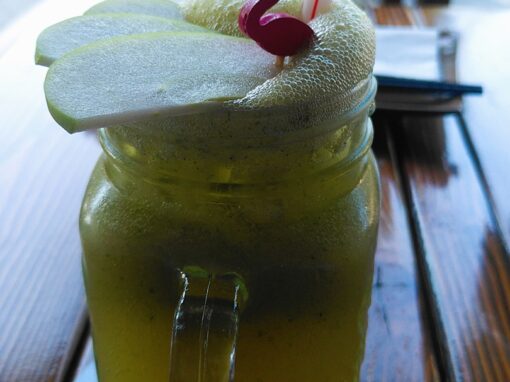 Limonade in einem Glas mit Apfeldekoration und Plastik-Flamingo