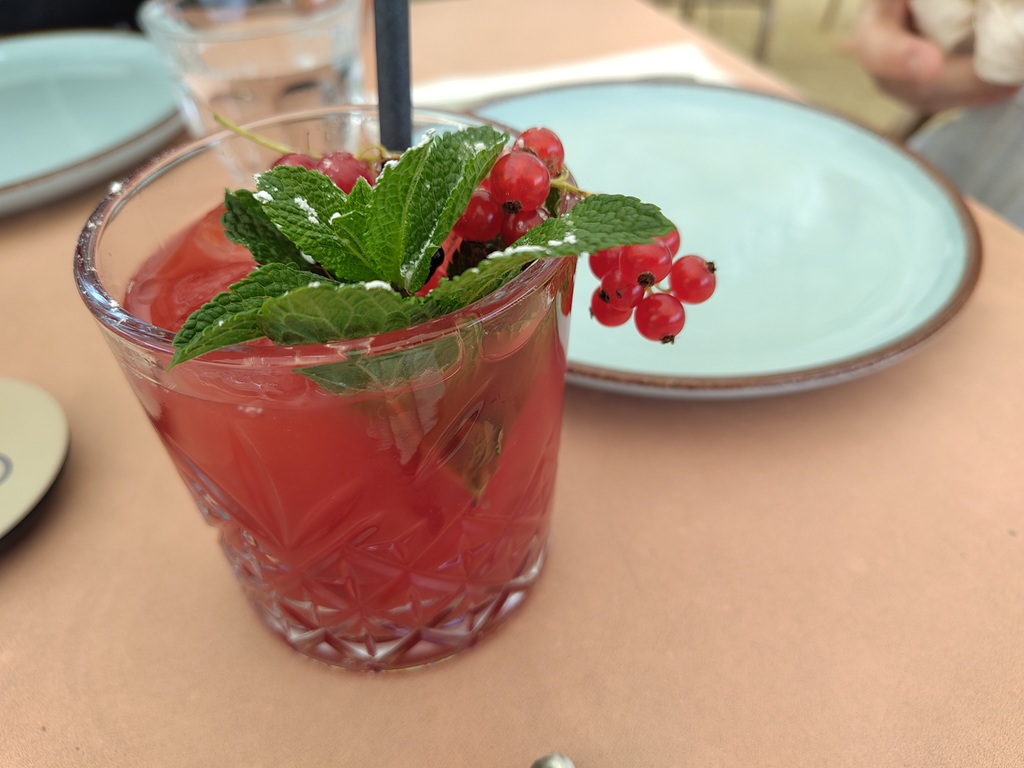 Limonade mit Johannisbeeren und Minze.