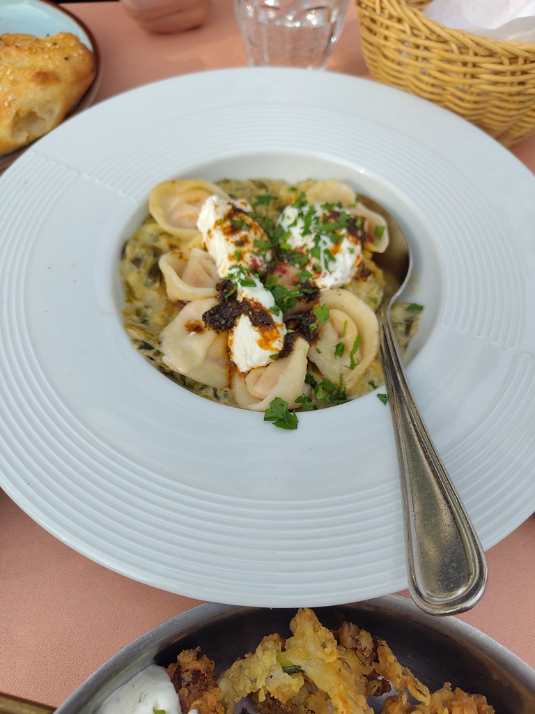 Manti mit Ziegenkäse und Lauchsoße.