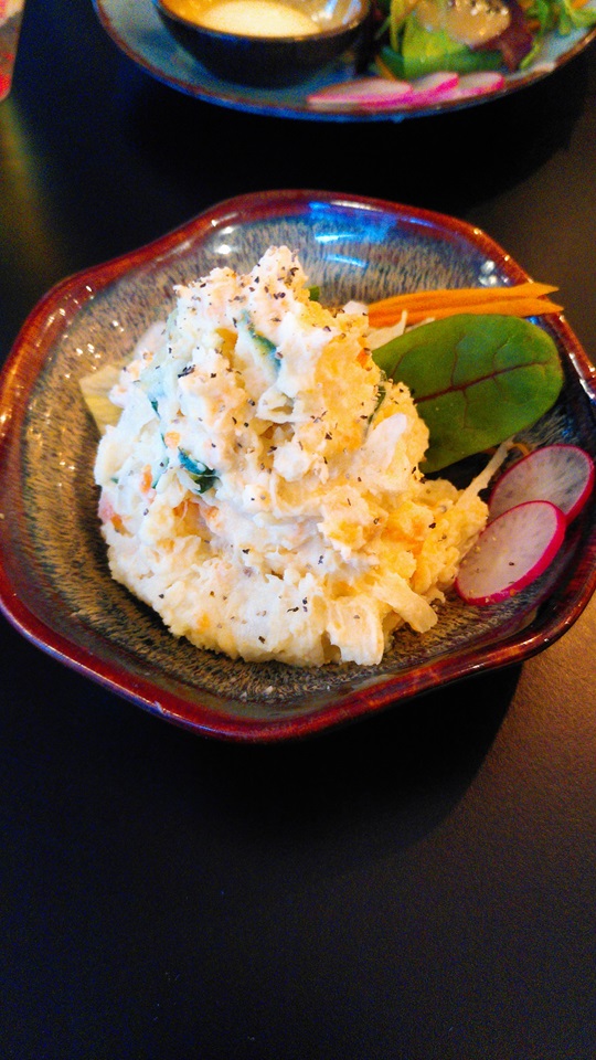 Kleine Schale mit japanischem Kartoffelsalat.
