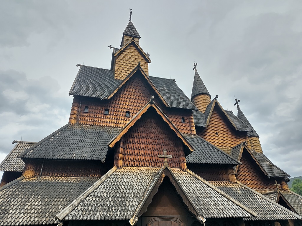 Holzkirche mit abgestuften einzelnen Dächern.