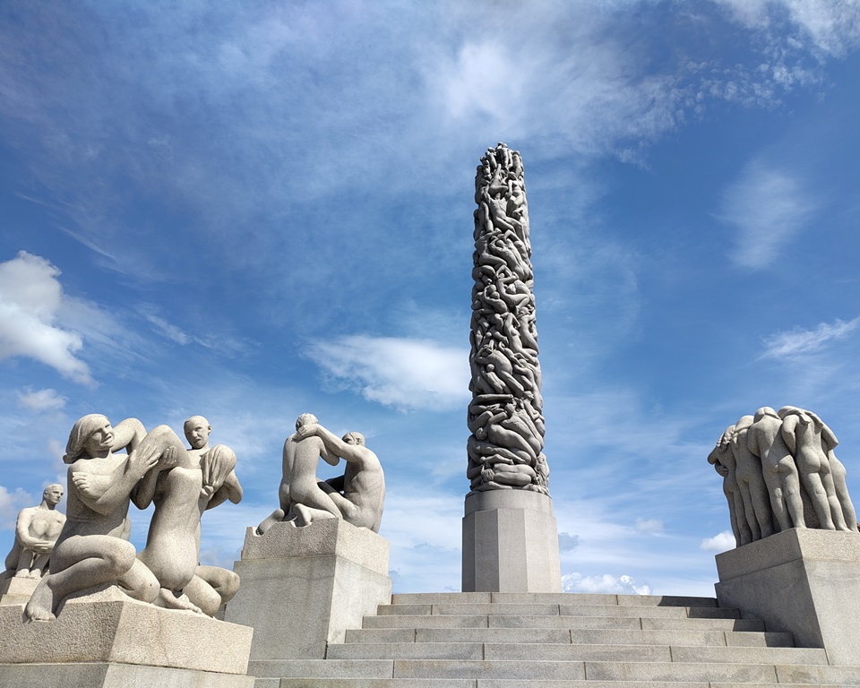 Monolith im Vigeland-Park: eine Säule, die ineinander verschlungene Menschen darstellt.