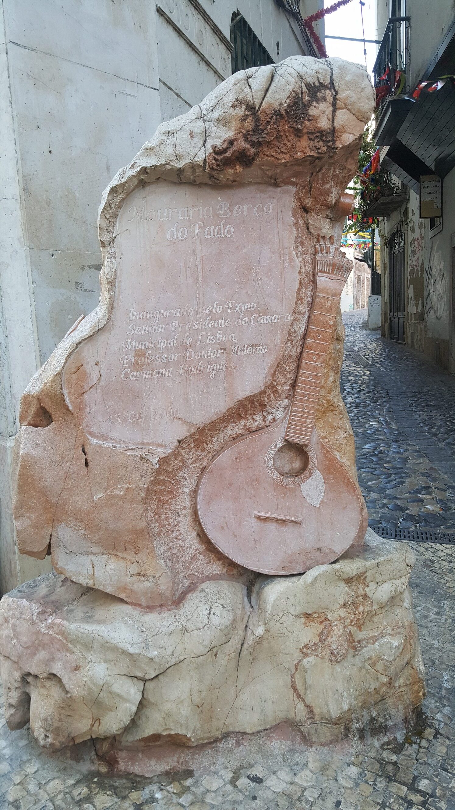 Gedenkstein an einen Fadosänger mit stilisierter Gitarre