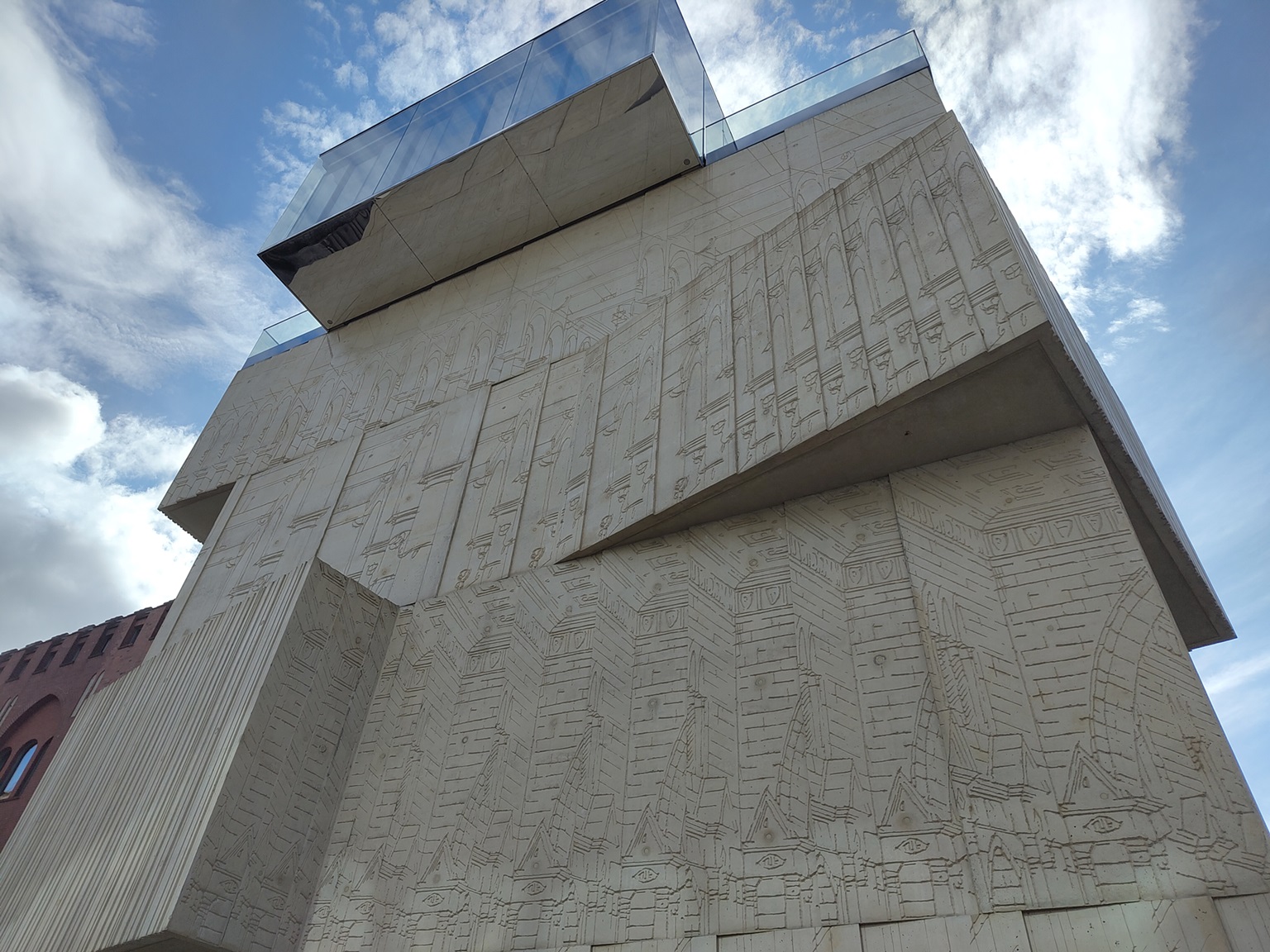 Blick auf die Fassade des Museums für Architekturzeichnung: sie ist sandfarben und voller Reliefs.