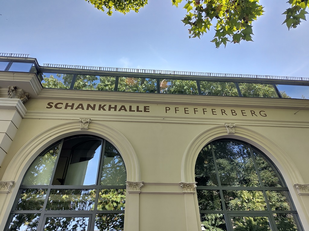 Blick auf die gelbe Front der "Schankhalle Pfefferberg" mit großen Fenstern mit Rundbogen.