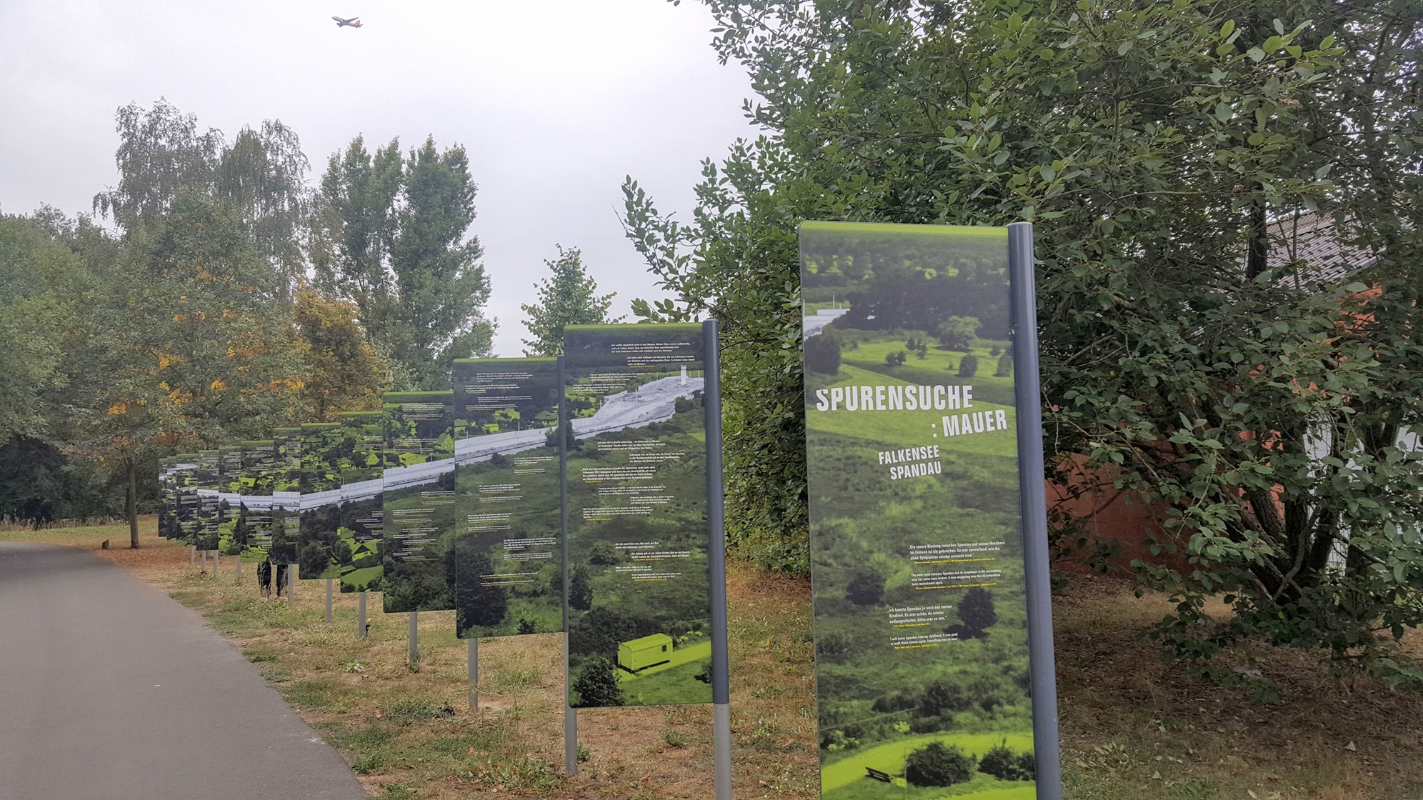 Blick auf verschiedene Infotafeln mit dem Thema "Spurensuche Mauer".