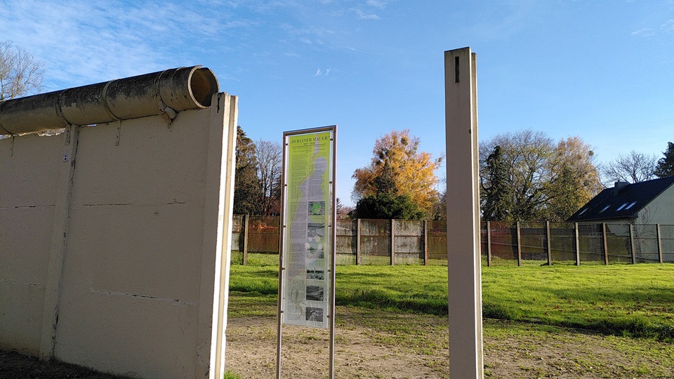 Reste der Maueranlage mit Informationstafel.