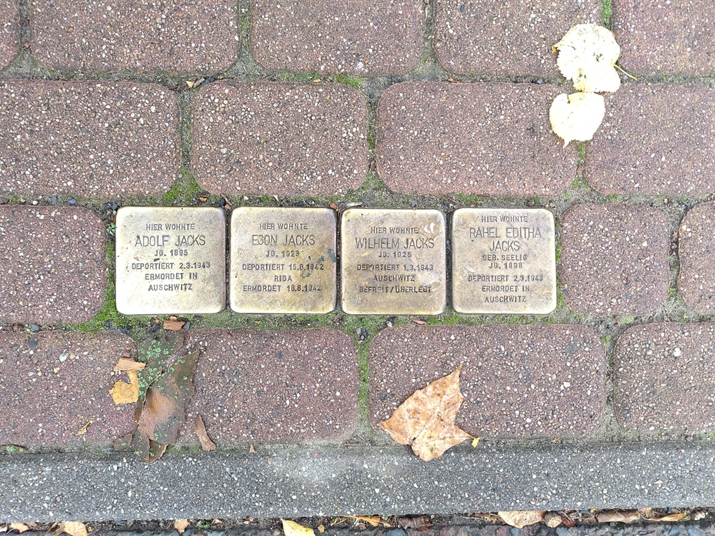 Vier Stolpersteine der Familie Jacks.