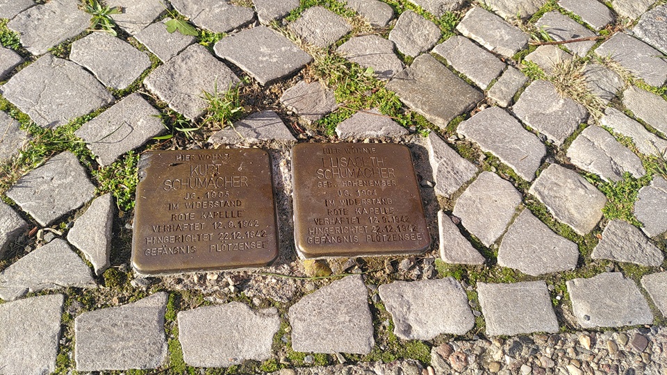 Zwei Stolpersteine für Kurt und Elisabeth Schumacher von der Roten Kapelle.