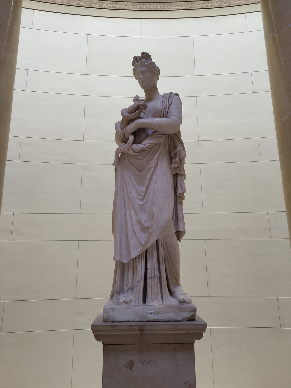 Hygieia-Figur in der Rotunde des Alten Museums.