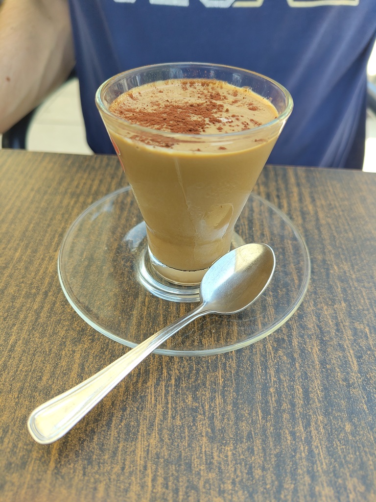 Halbgeforener Kaffee in einem Glas.