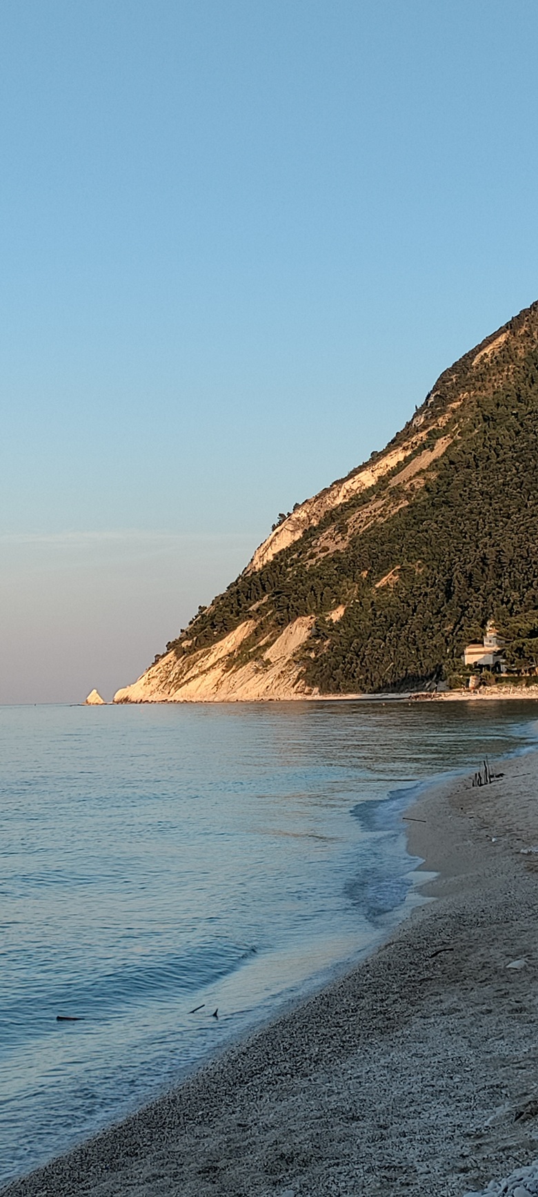 Bucht in Portonovo mit der Santa Maria di Portonovo eingebettet in die aufsteigenden Klippen.