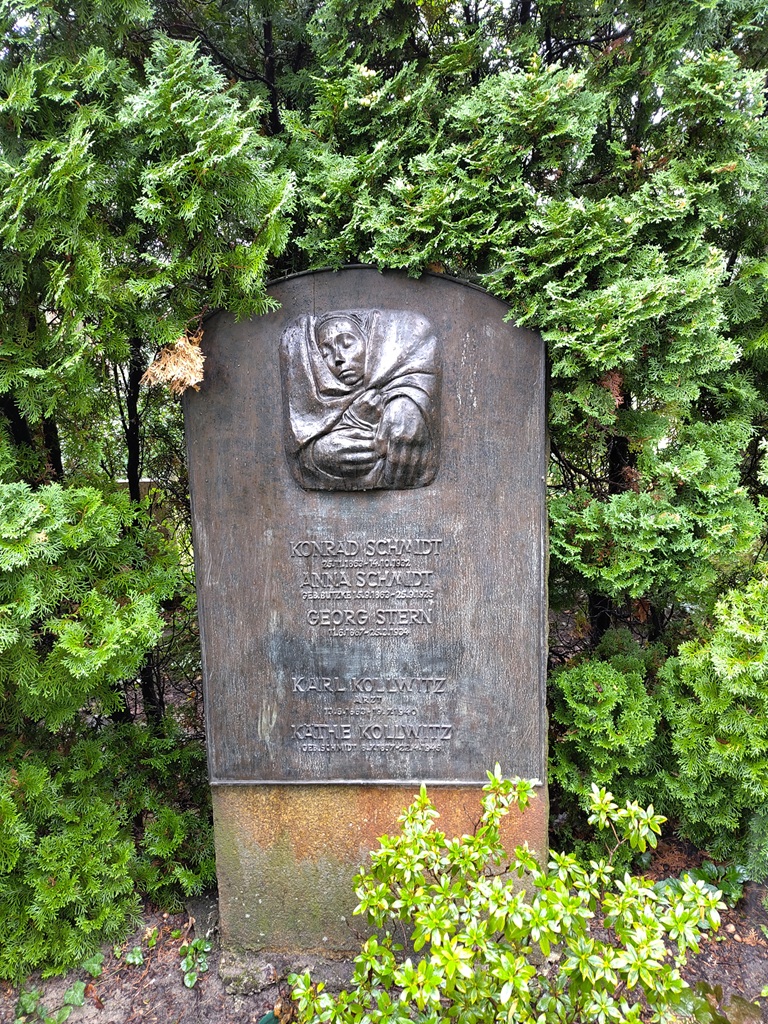 Kollwitz Familiengrabstein mit einem Relief.