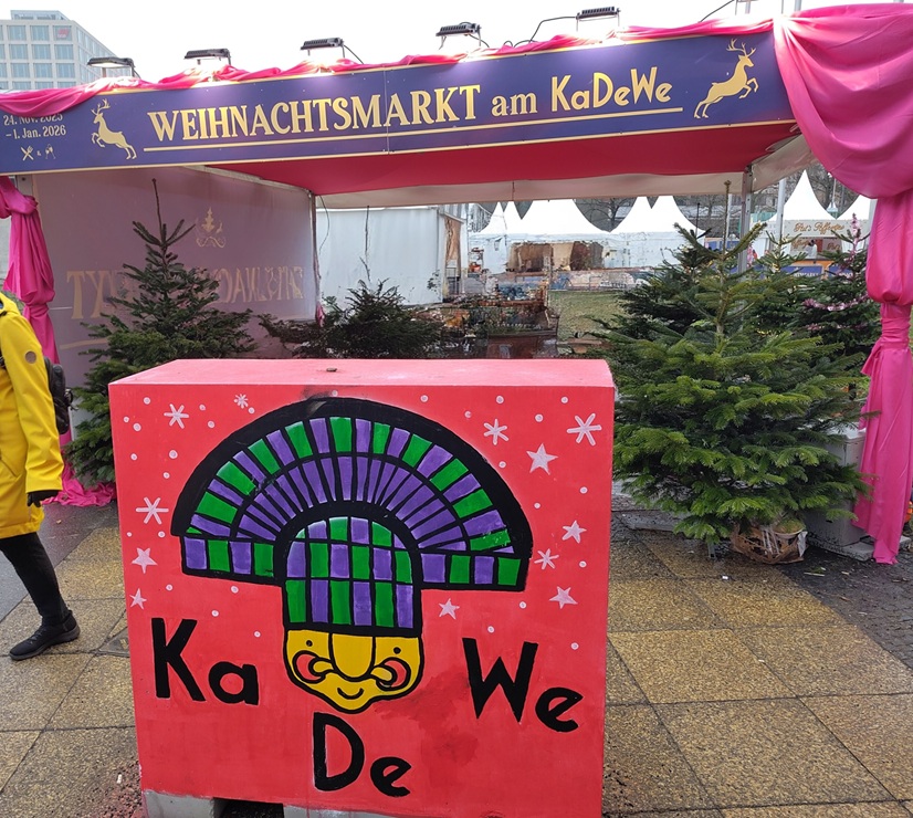 Eingangsbereich zum Weihnachtsbereich am KaDeWe mit bunt geschmückten Steinpoller.